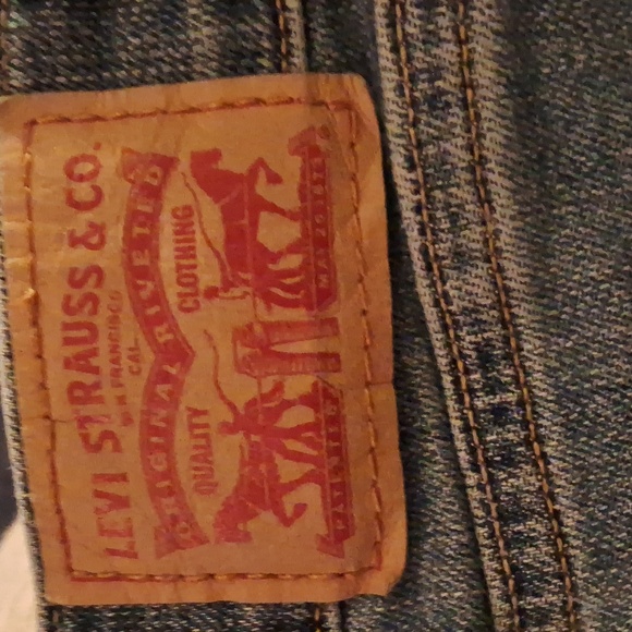 Levi's woman size 33 Capri jean shorts - Picture 6 of 6